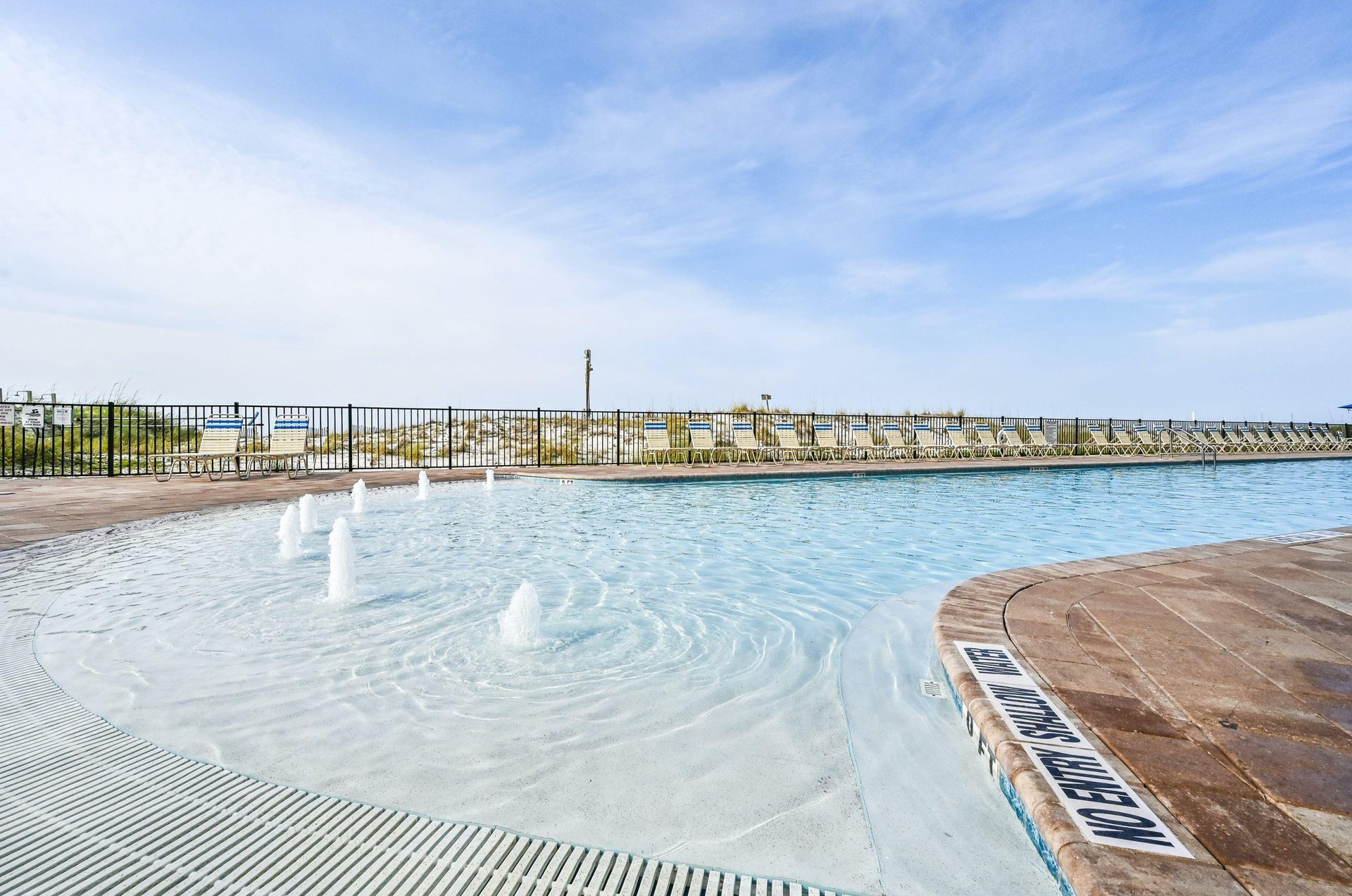 Zeroentry pool with fountains