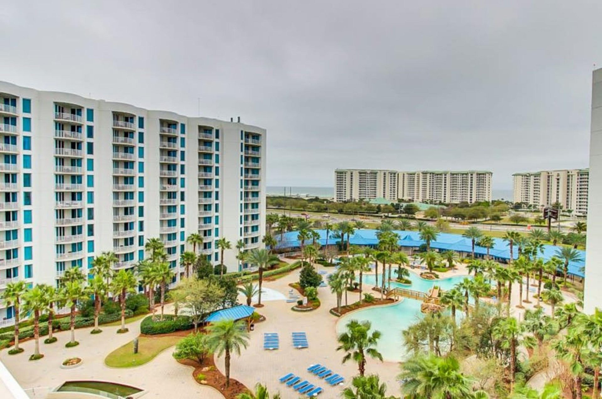 The Palms of Destin features four outdoor swimming pools and a splash pad