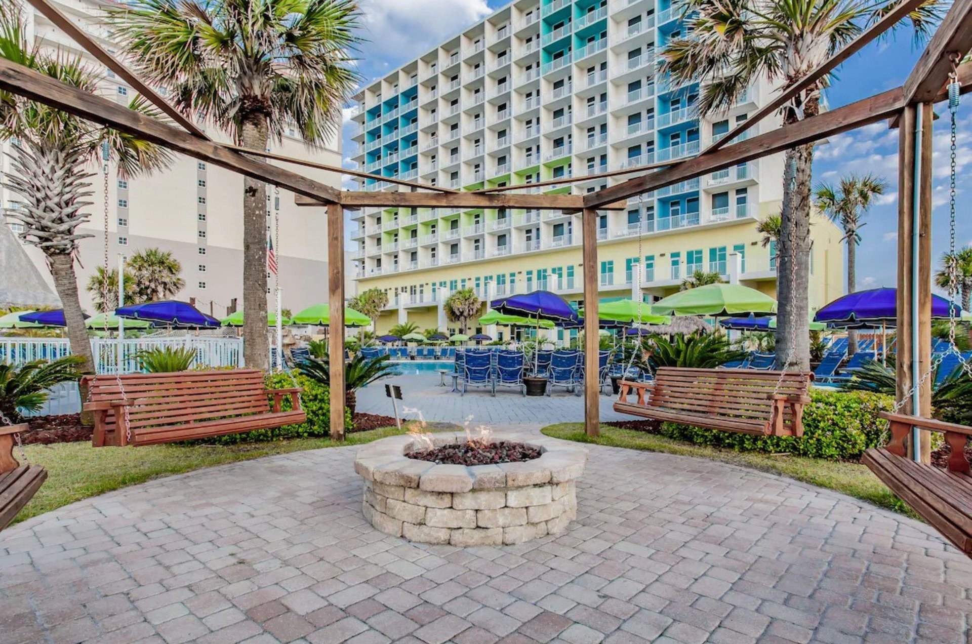 Holiday Inn Resort Pensacola boasts a lovely outdoor firepit