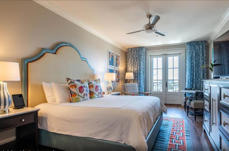 Spacious room with comfortable bed