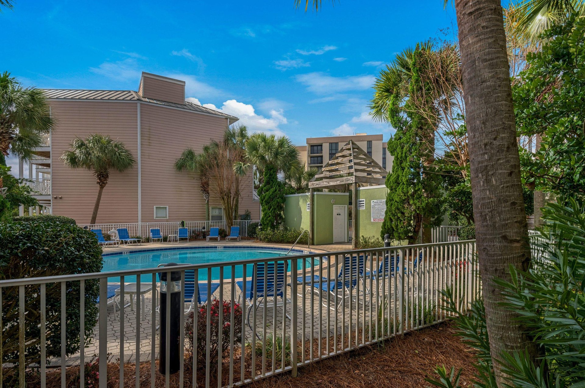 The unique round pool and large sundeck are great for splashing and sunning.
