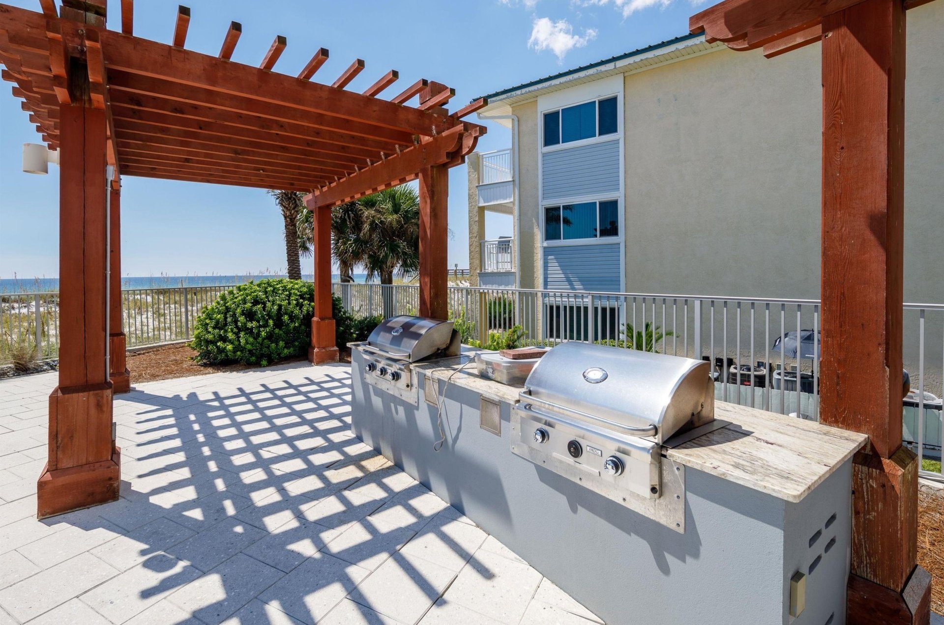 Amenities include outdoor barbecue grills