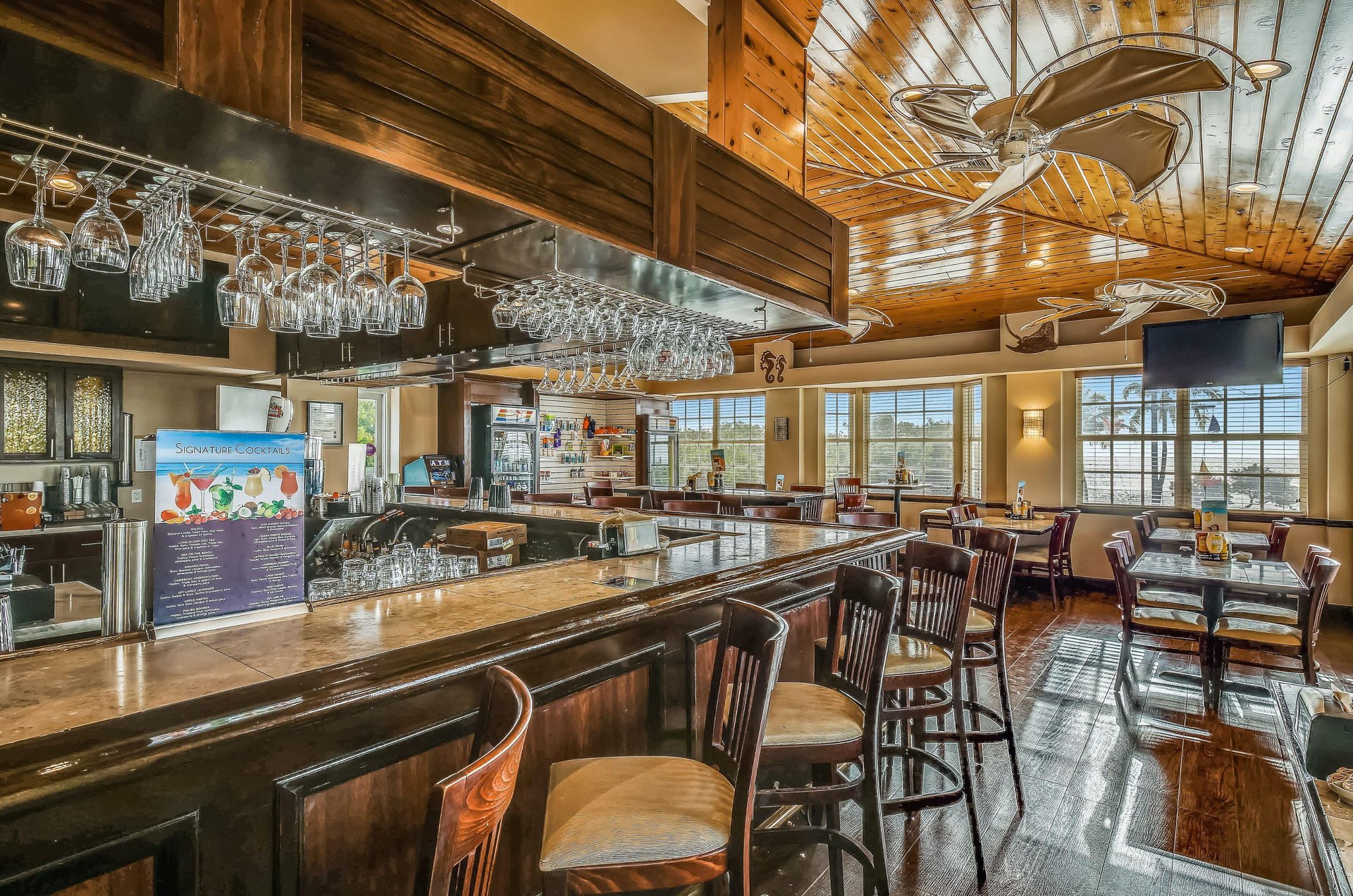 A picturesque Key Largo cocktail bar.