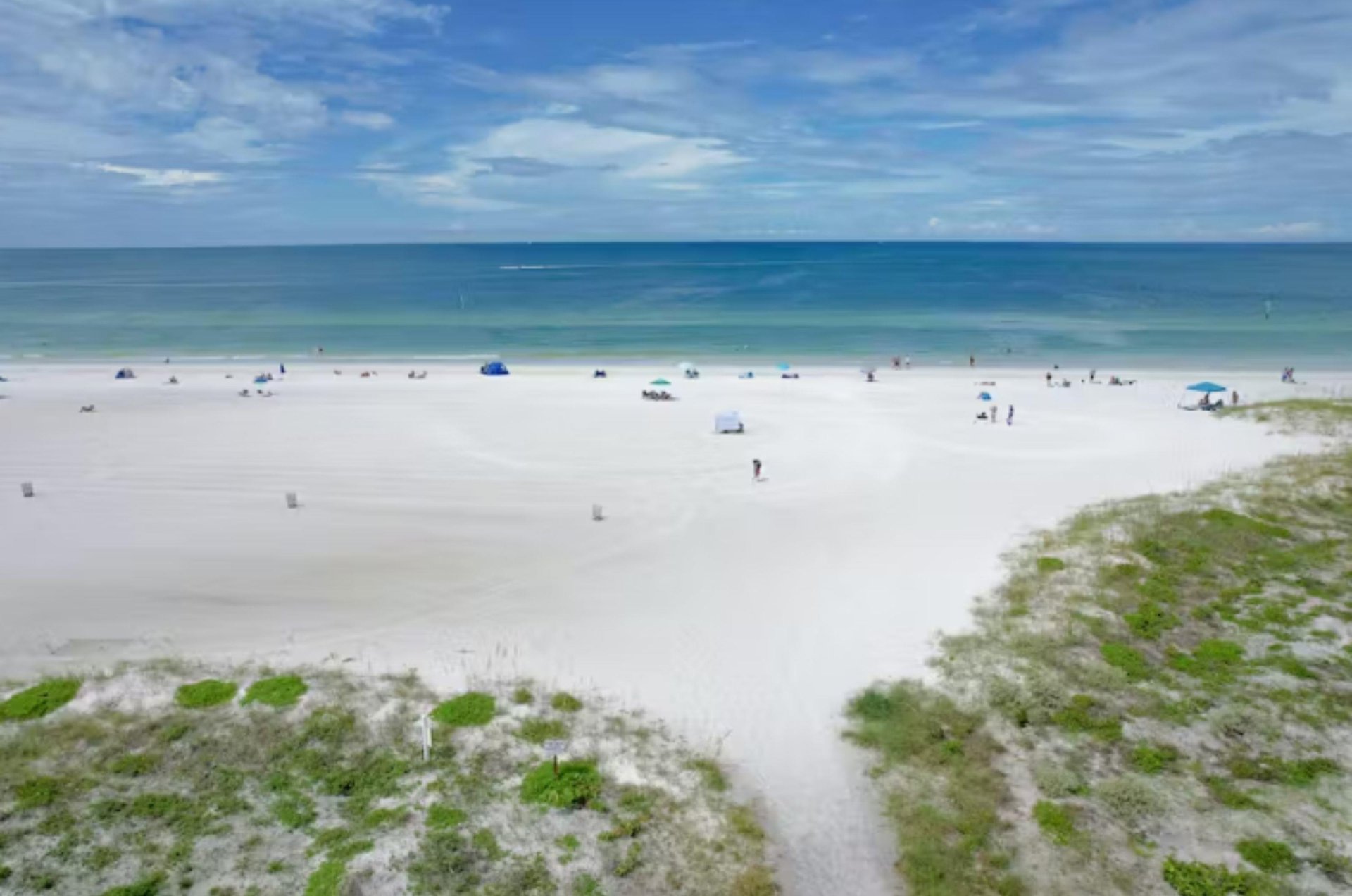 A breathtaking Clearwater beach next to turquoise Gulf of Mexico waters.