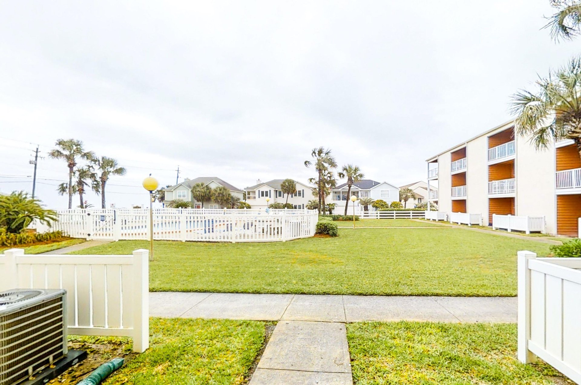 477972 Tradewinds Condos Miramar Beach  1915 0 202310 5132