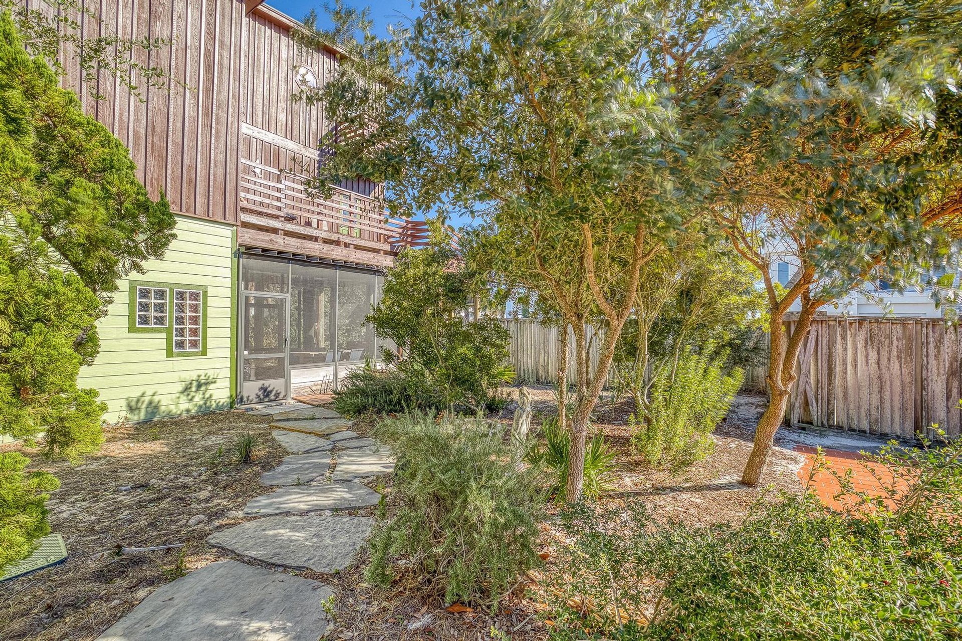 Ariola 107  The Treehouse 20