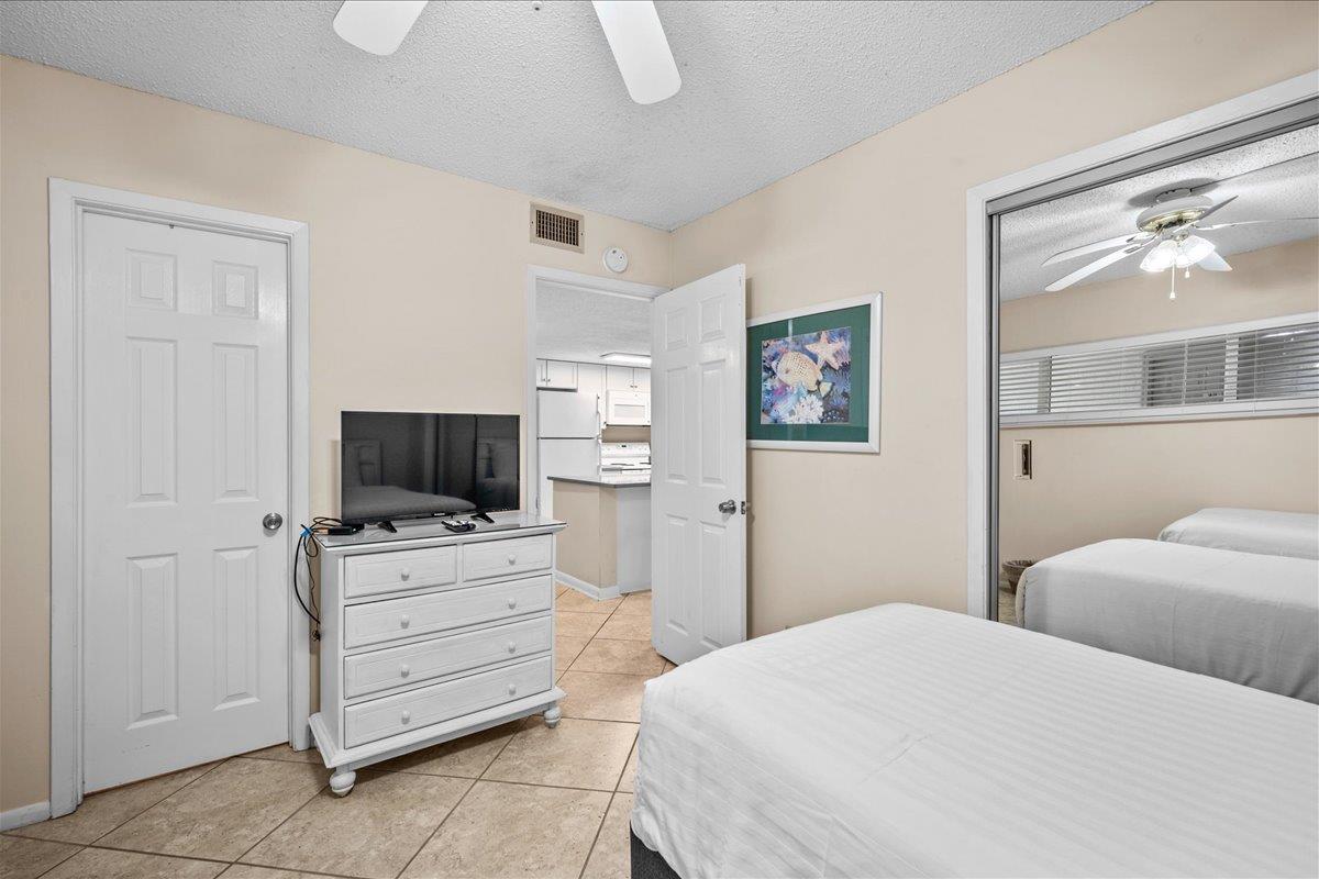 Holiday Surf and Racquet Unit 520 14