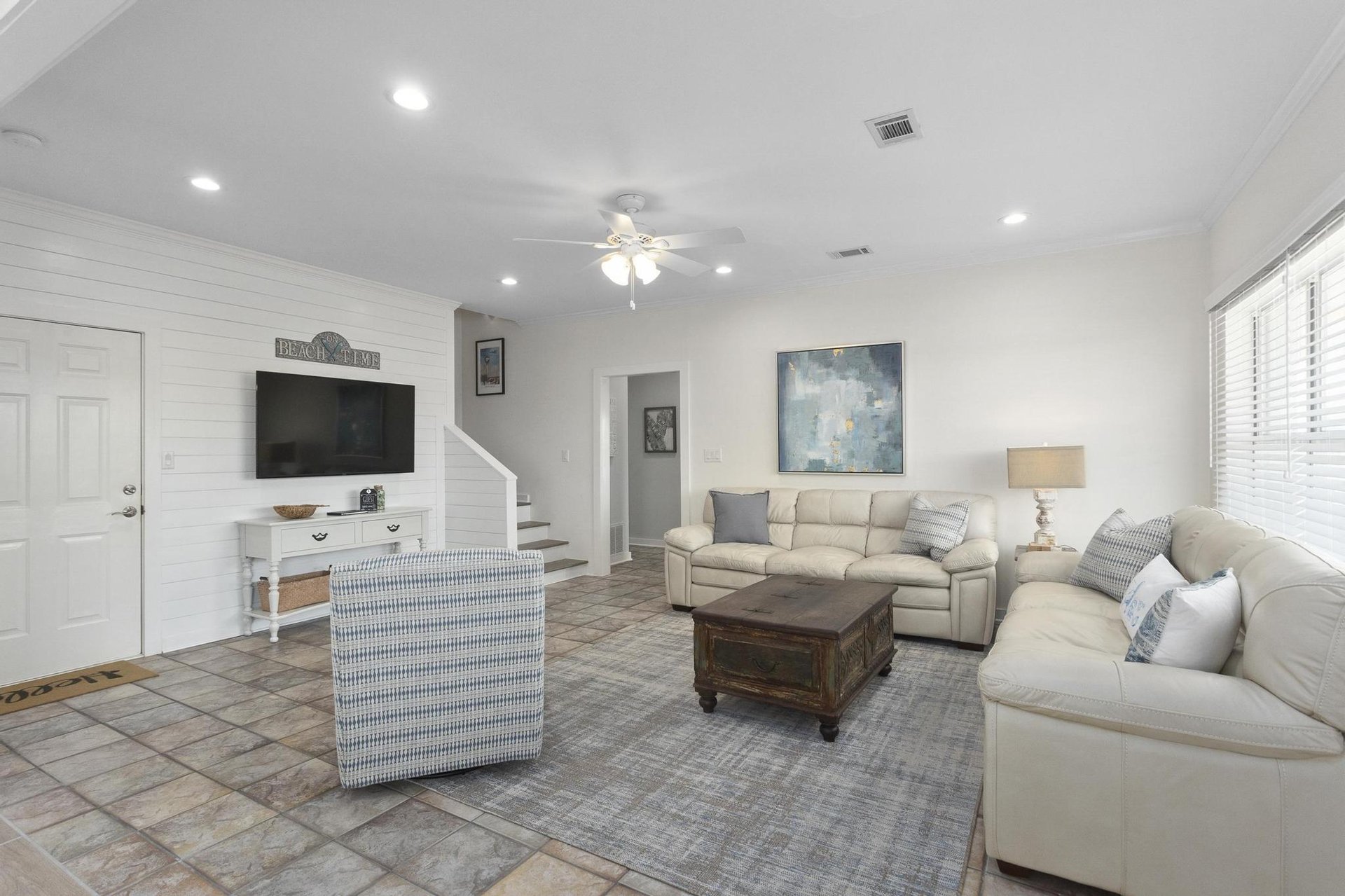 Via De Luna 1004  The Roost 5