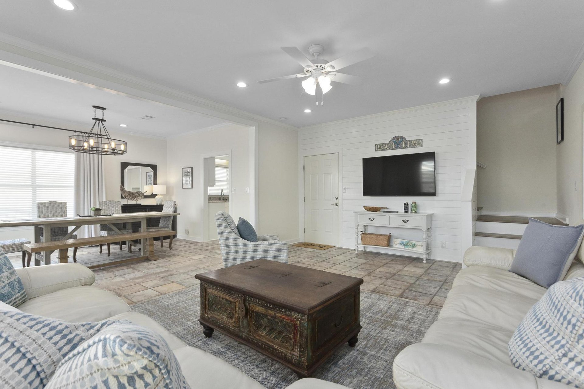 Via De Luna 1004  The Roost 6