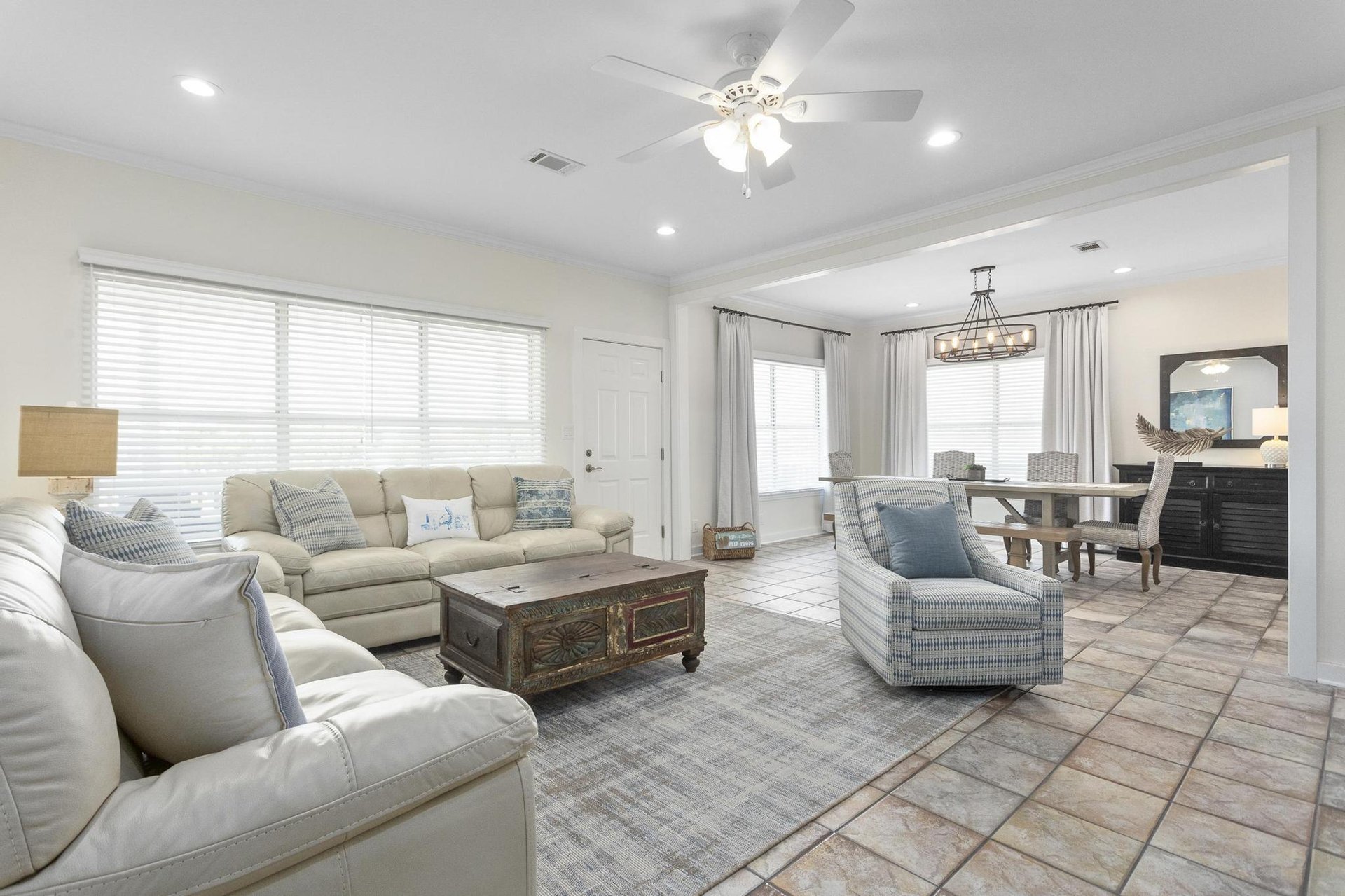 Via De Luna 1004  The Roost 7