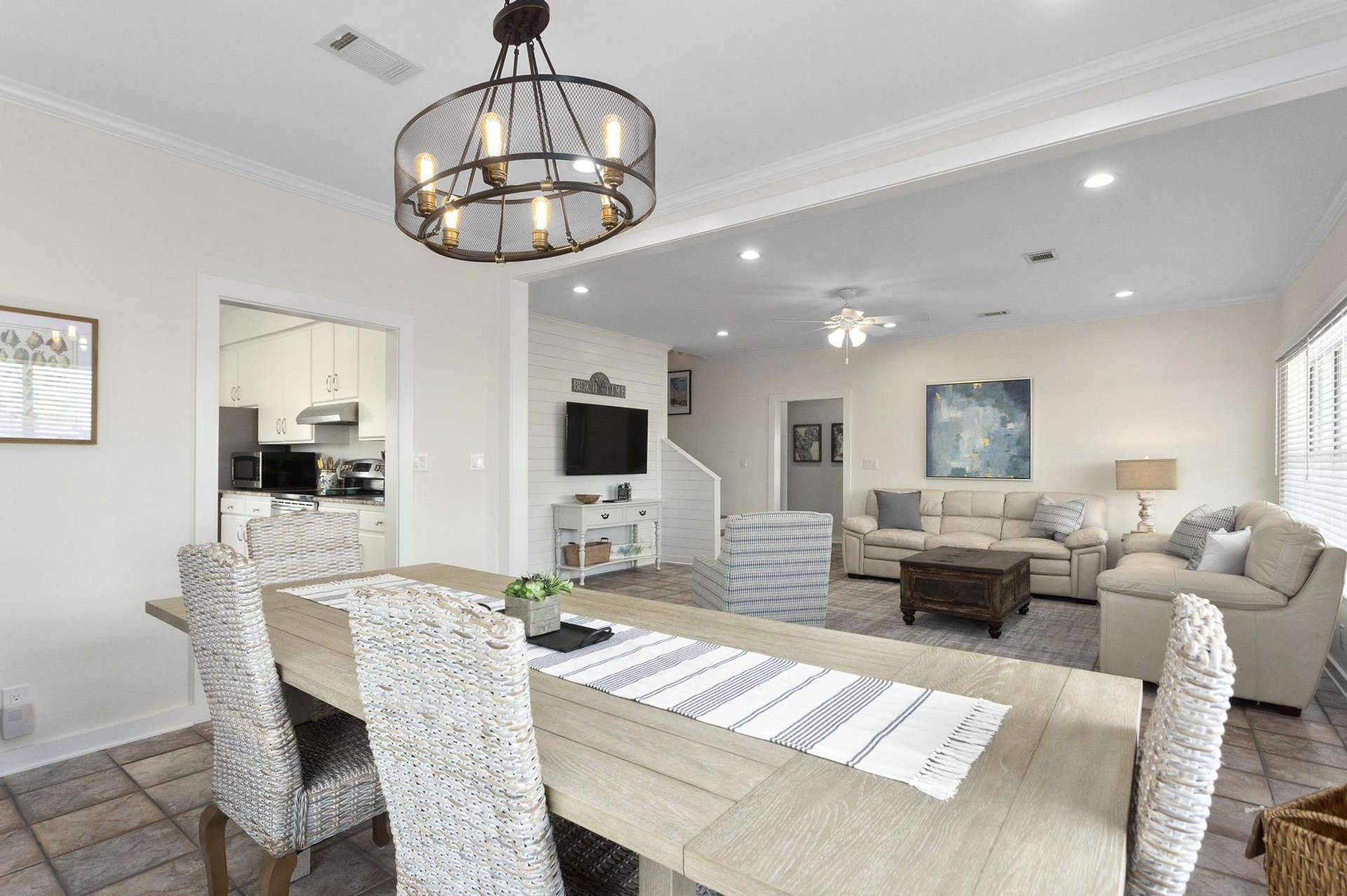 Via De Luna 1004  The Roost 9