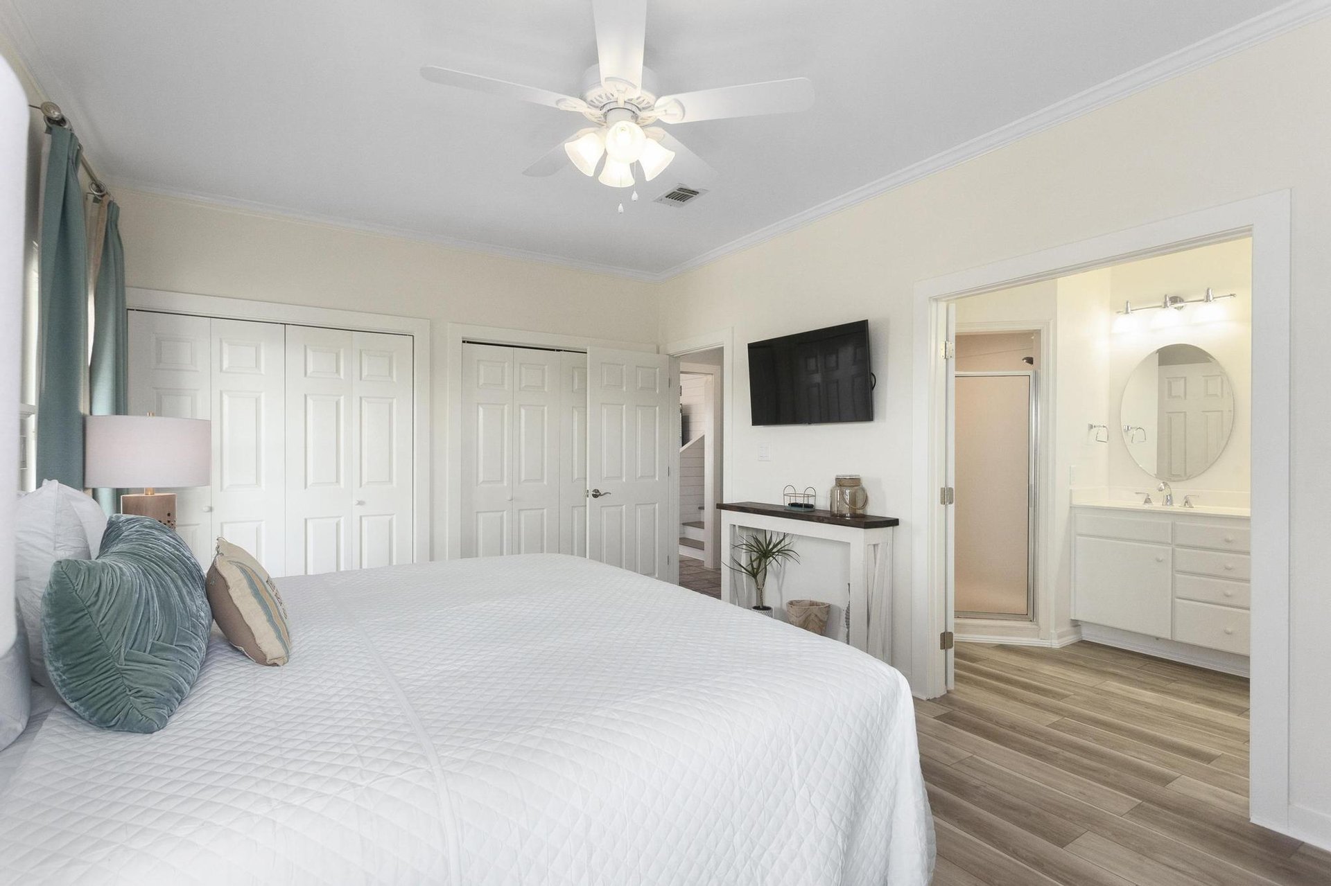 Via De Luna 1004  The Roost 17