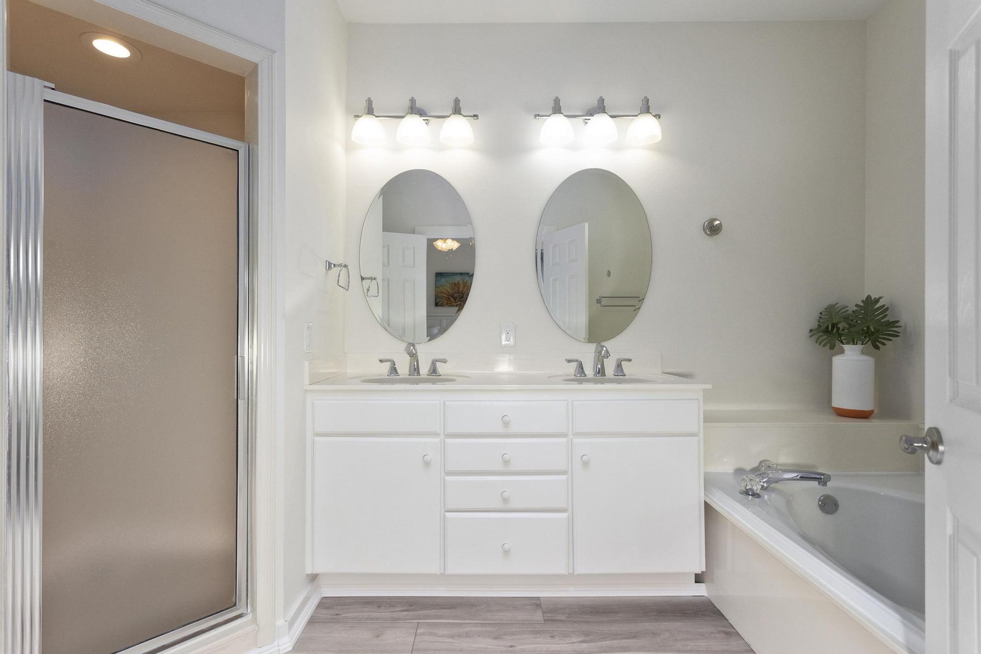 Via De Luna 1004  The Roost 18