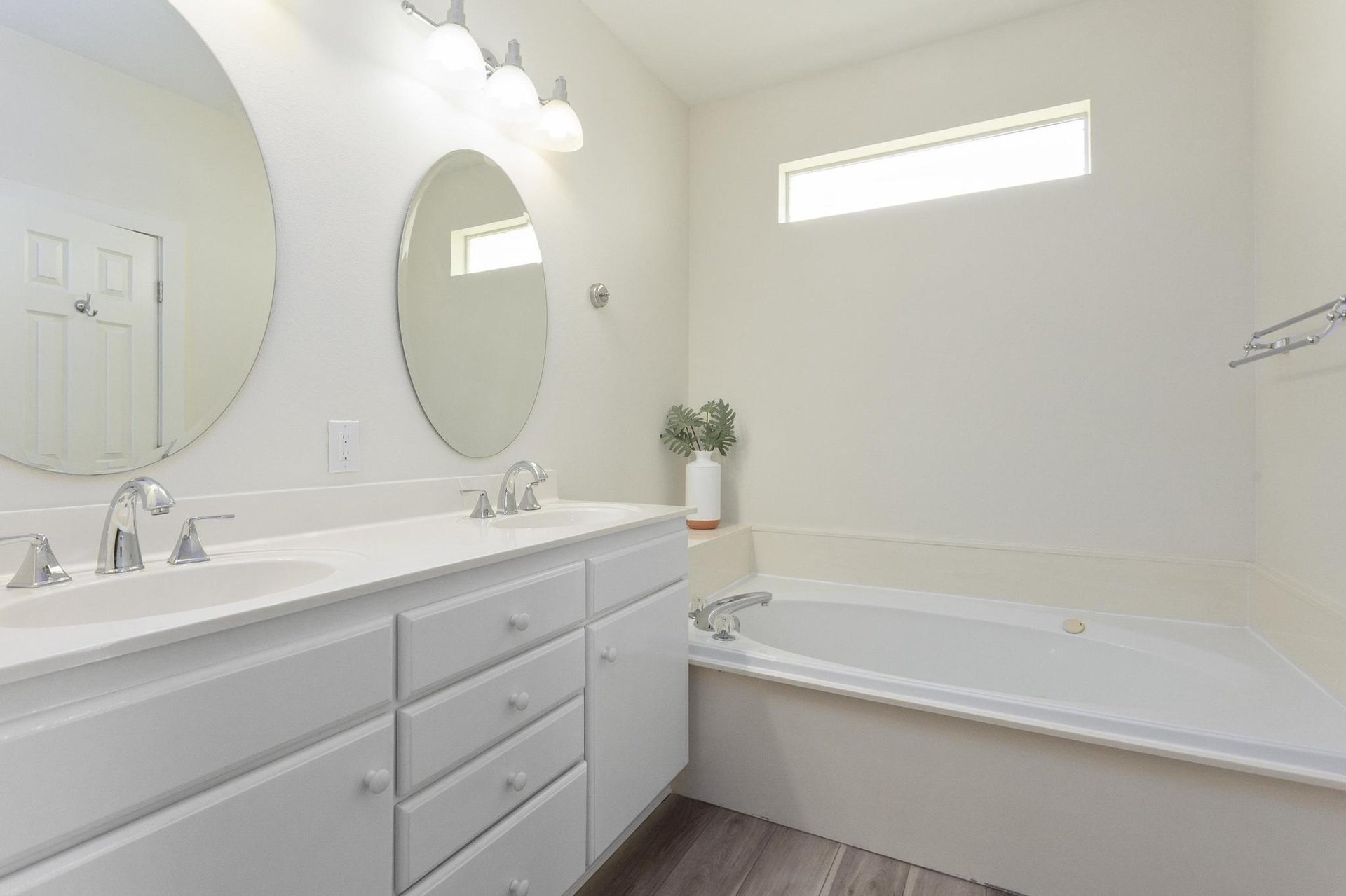 Via De Luna 1004  The Roost 19