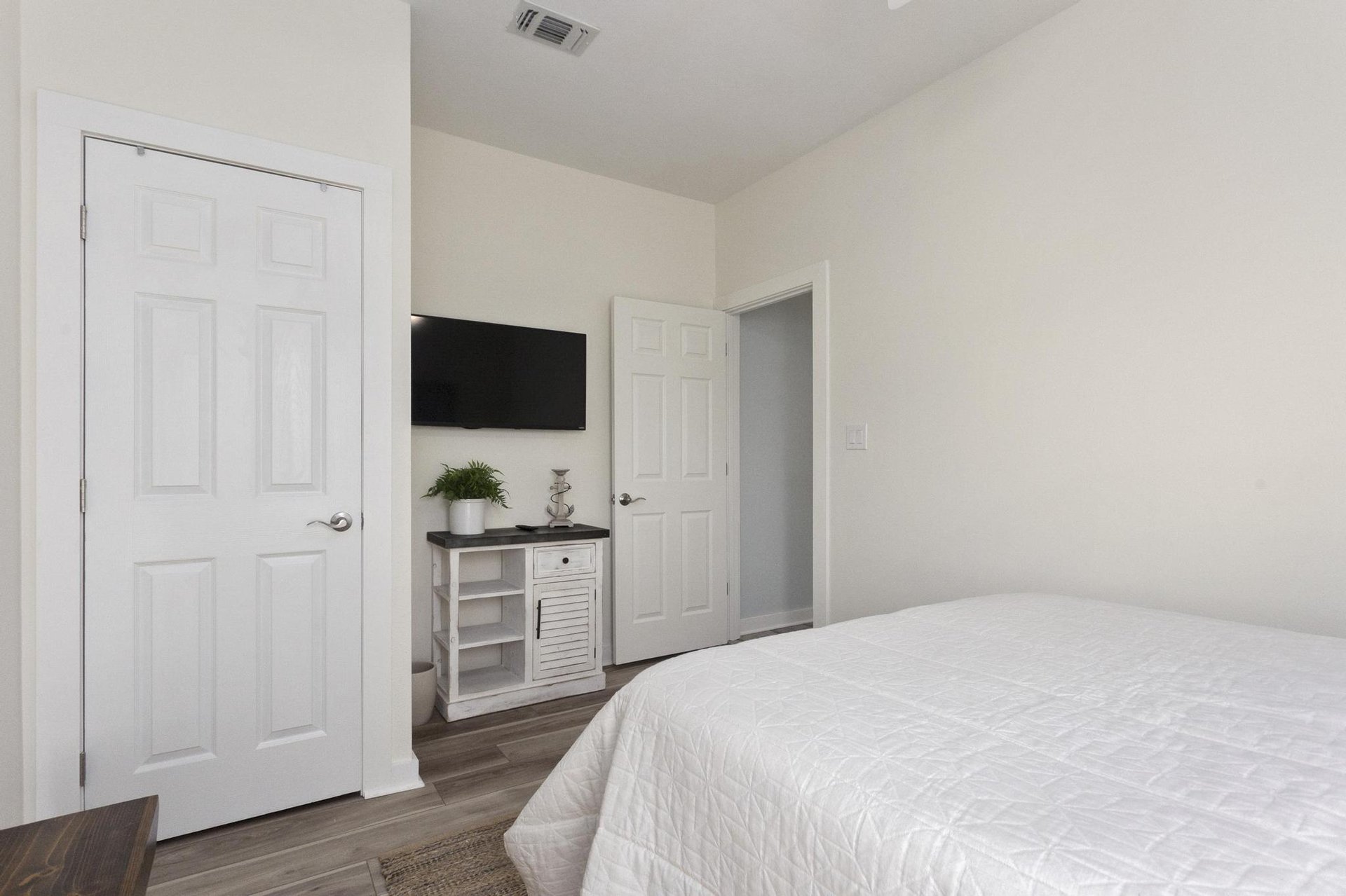 Via De Luna 1004  The Roost 21