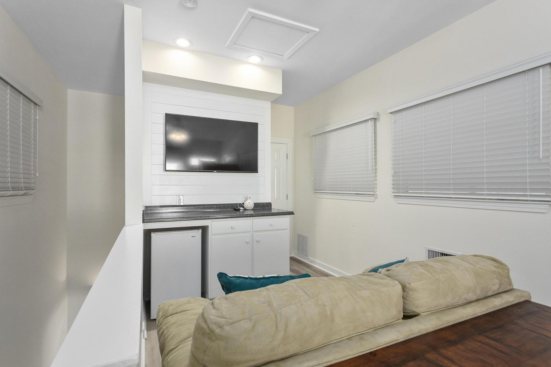 Via De Luna 1004  The Roost 27