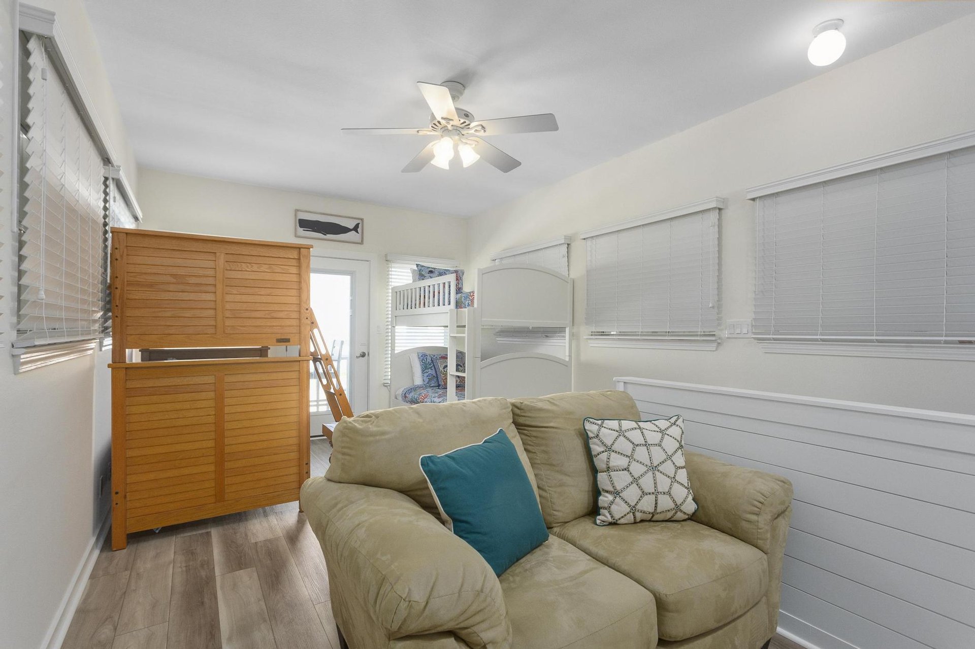 Via De Luna 1004  The Roost 28