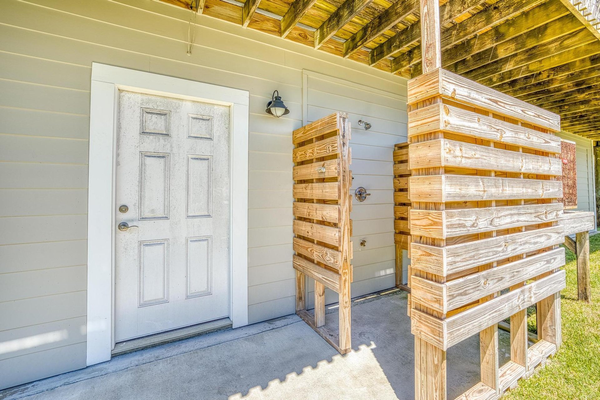 Via De Luna 1004  The Roost 30