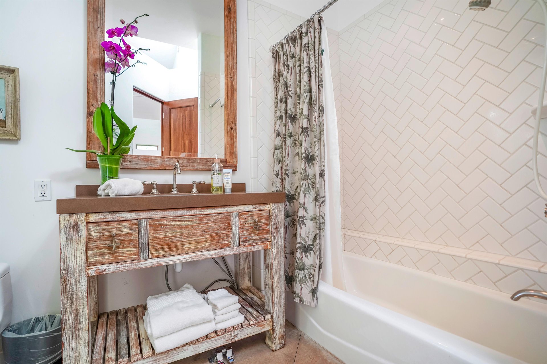 Honoiki Lane Hale 38