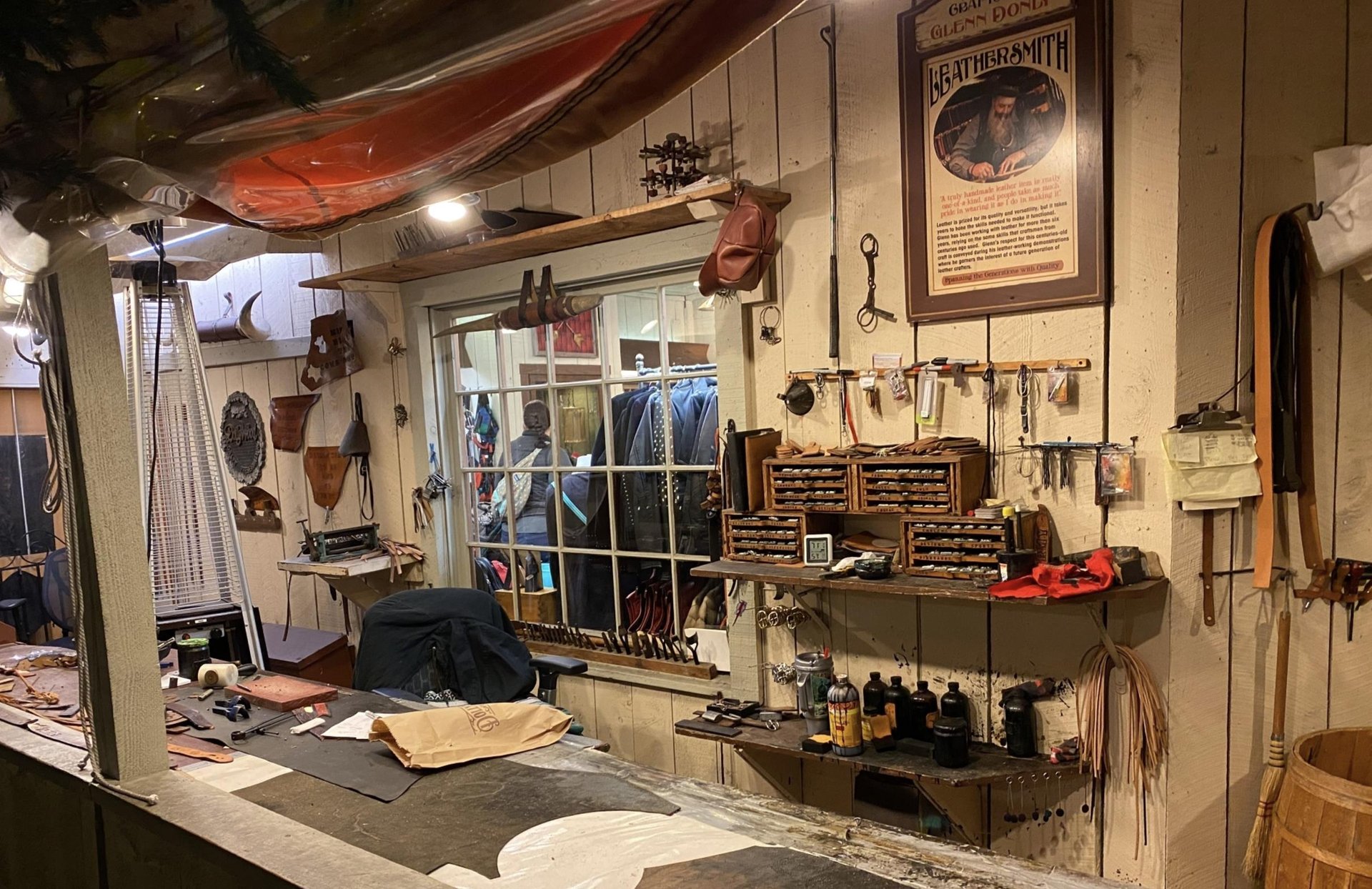 leathersmith at craftsman valley in dollywood