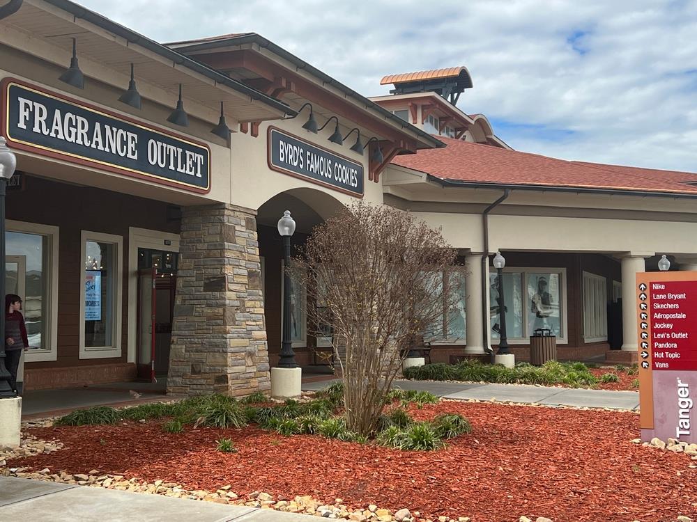 outlet mall store fronts in sevierville tennessee