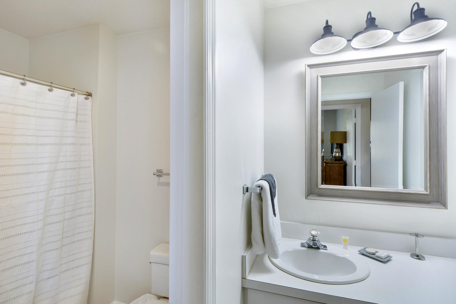 Full Bathroom – Harbour Oaks 316, St. Simons Island