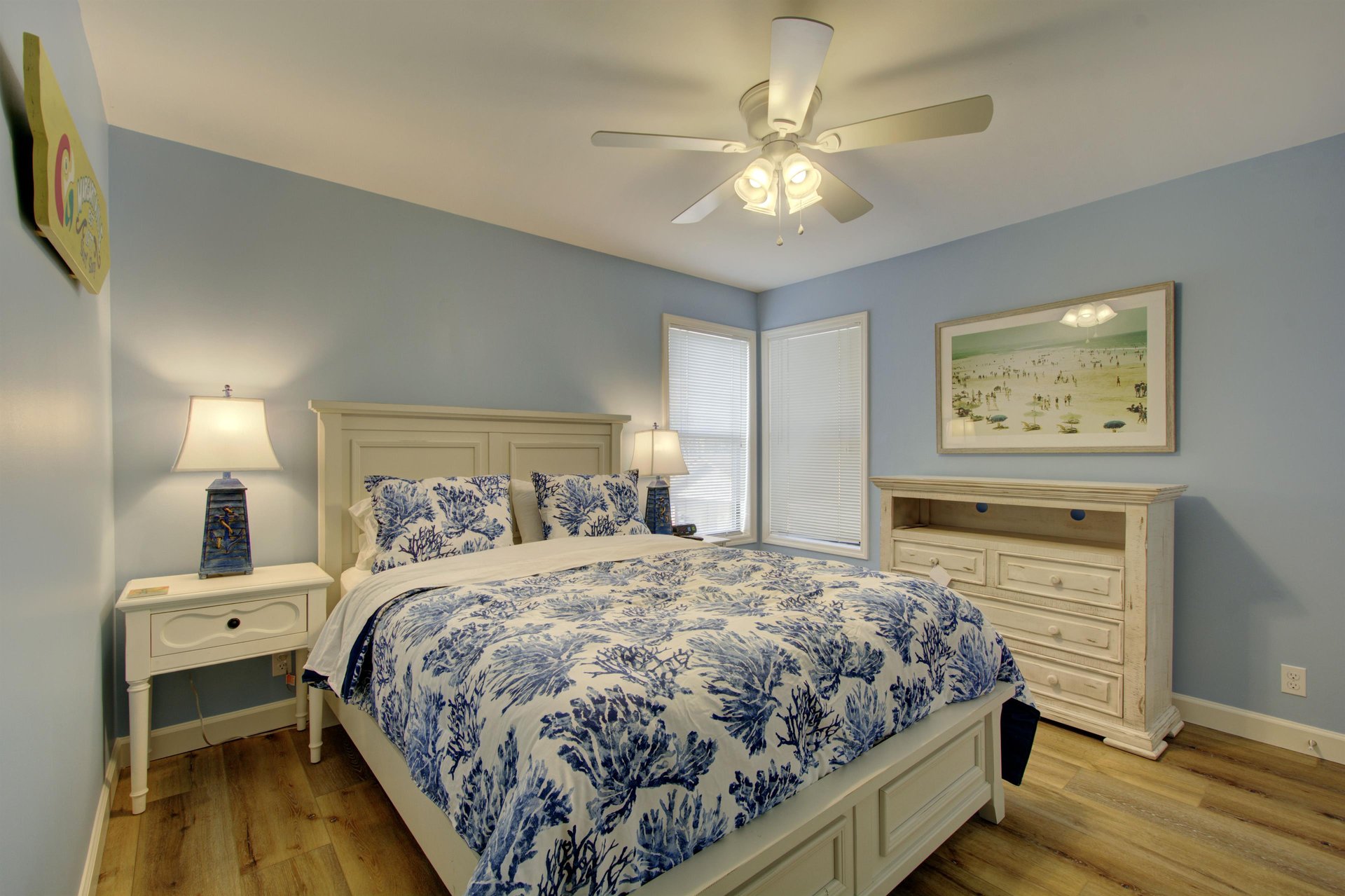 This guest bedroom at 406 Harbour Oaks offers a cozy queen bed, coastal colors, and plenty of natural light—ideal for couples or solo travelers enjoying St. Simons Island.