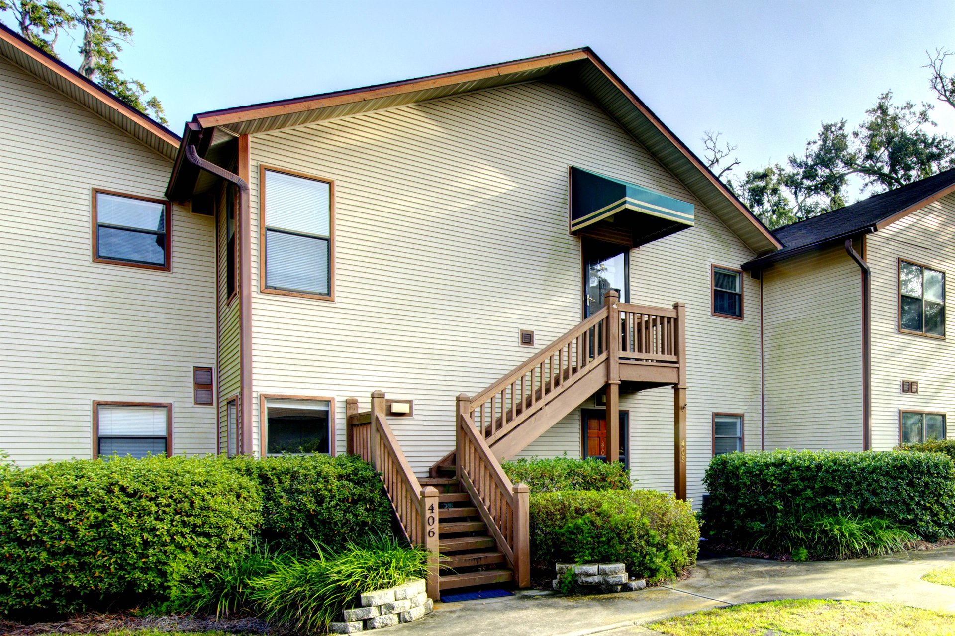 Welcome to 406 Harbour Oaks—your groundfloor unit in a quiet, gated condo community just a short walk from the St. Simons Pier and Village shops.