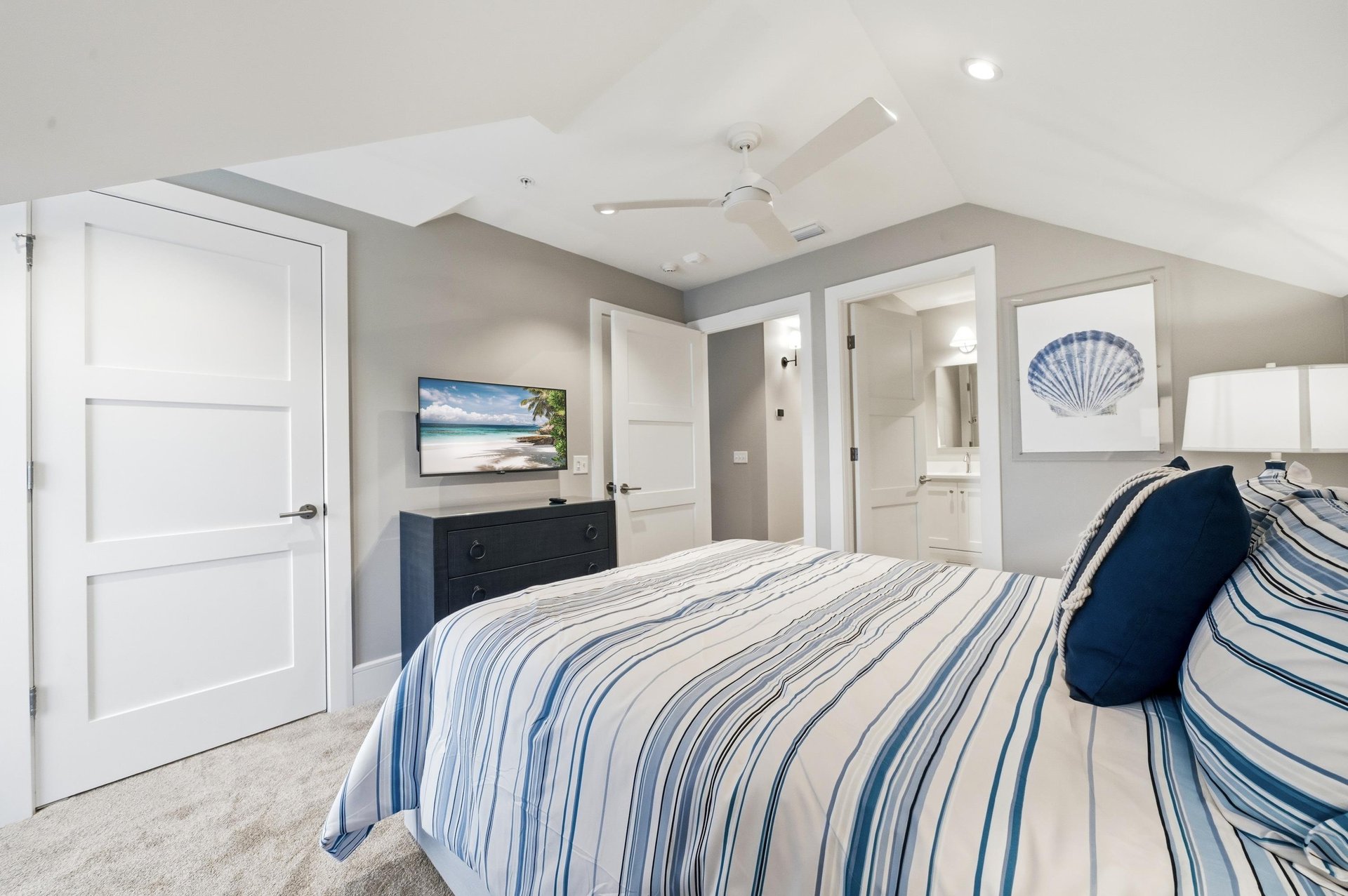 This angle shows the TV, dresser, hallway connection and full bath just outside the room.