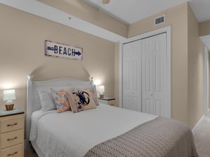 Guest bedroom with queen bed