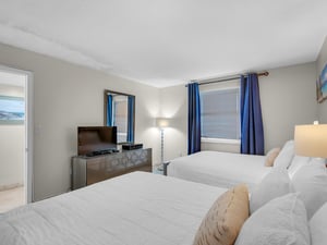 Guest Bedroom with 2 Queen Beds and Flat Screen TV