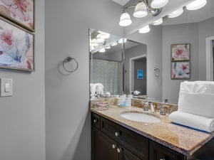 En Suite bath in Guest king bedroom