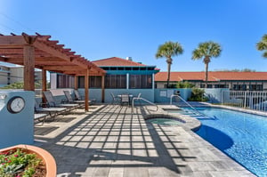 Hot Tub and sun deck with Pergola