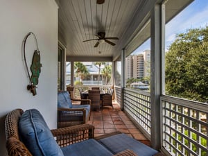 Plenty of Seating on Screened Patio