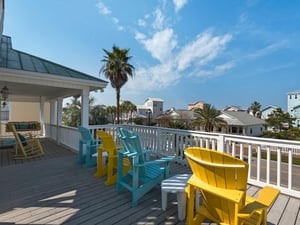 Large Balcony to Relax and Visit