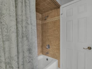 Guest Bathroom with Shower in Tub