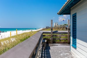 Miramar Beach Regional Access has outdoor showers