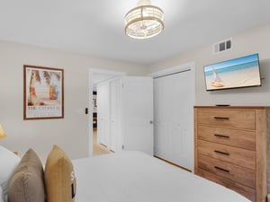 Bedroom 2 Unwind in your coastalthemed guest bedroom with soft linens, wooden furnishings, and smart TV