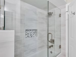 Bathroom 2 with Tub and Shower Combo