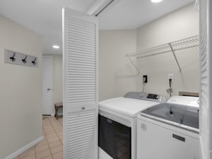 Full Size Washer  Dryer In Unit