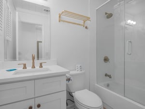 Guest bathroom 2nd floor