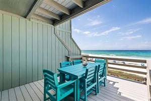 Dine al fresco while enjoying the Gulf Breeze