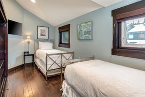 The bedroom with two twin beds.