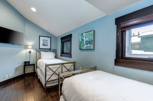 The bedroom with two twin beds.