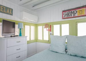 Rear Bedroom Cottage wqueen bed