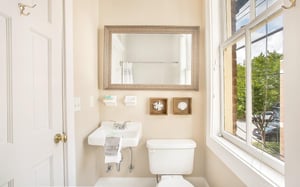 View of the full bath.