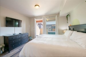 Newpark Terrace 57Cozy Master Bedroom, hot tub and TV