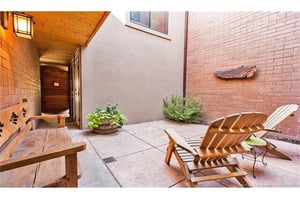 Enjoy your morning coffee or an evening under the stars in the private threewalled atrium at Park Avenue 211, a quiet outdoor retreat all your own.