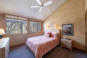 Wake up refreshed. The queen bedroom at Park Avenue 224 is a calm, comfortable space designed for a great nights sleep at this Park City condo rental.