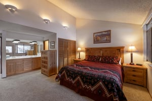 Warm mountain tones, a cozy king bed, and a peaceful atmosphere — the primary bedroom at Park Avenue 231 is your perfect endofday retreat.